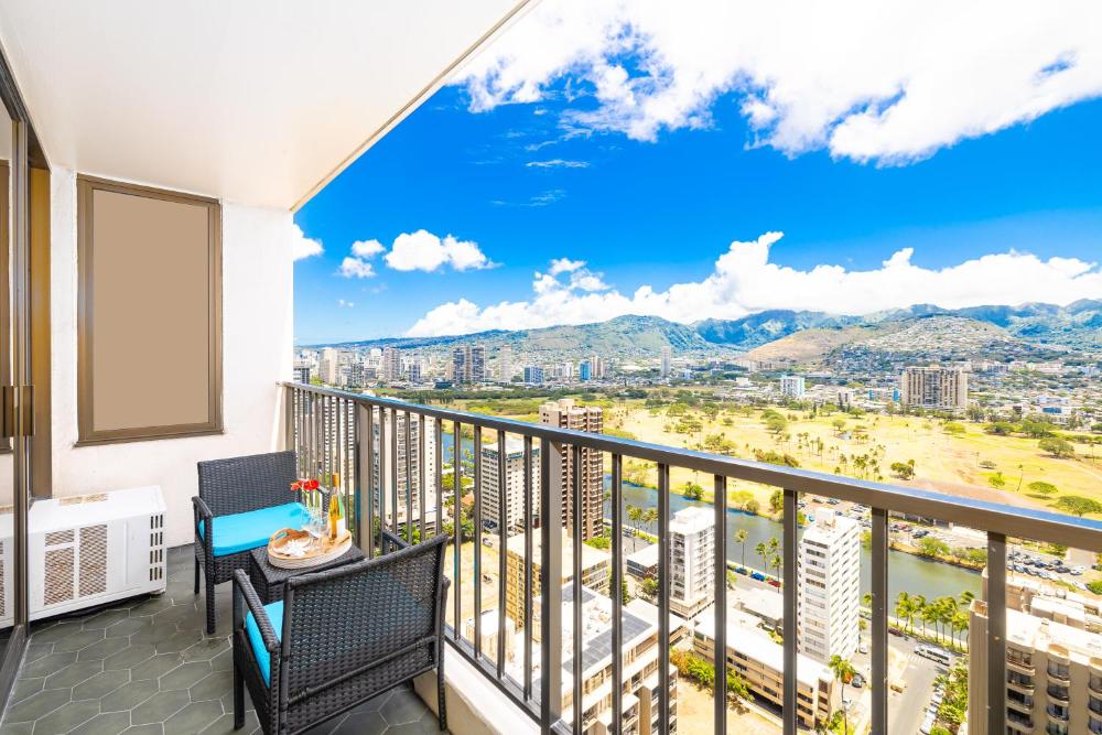 Tropical Retreat Near Waikiki Beach with Parking